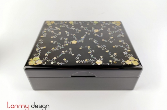 Black  lacquer box attached with pearl string flowers 22x27xH9 cm